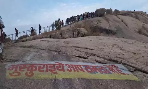 पहाड़ में अनोखा मेला, विवाह की मनौती मांगने पहुंच रहे युवक और युवती