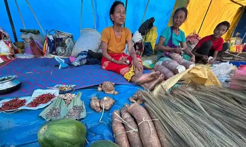 Assam में शाही परंपराओं के बीच ऐतिहासिक वस्तु विनिमय प्रणाली पुनर्जीवित Assam में शाही परंपराओं के बीच ऐतिहासिक वस्तु विनिमय प्रणाली पुनर्जीवित