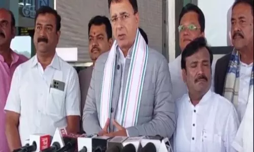 Karnataka: नेतृत्व परिवर्तन संबंधी टिप्पणी पर मंत्री जारकीहोली को नोटिस दिए जाने की खबरों को सुरजेवाला ने नकारा Karnataka: नेतृत्व परिवर्तन संबंधी टिप्पणी पर मंत्री जारकीहोली को नोटिस दिए जाने की खबरों को सुरजेवाला ने नकारा