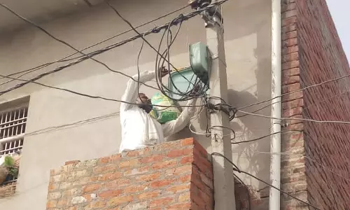 Allahabad: बिजली विभाग ने करेली में 16 घरों में पकड़ी बिजली चोरी
