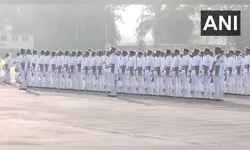 Kochi के आईएनएस गरुड़ में 100वें नौसेना वायु संचालन पाठ्यक्रम की पासिंग आउट परेड आयोजित की गई Kochi के आईएनएस गरुड़ में 100वें नौसेना वायु संचालन पाठ्यक्रम की पासिंग आउट परेड आयोजित की गई