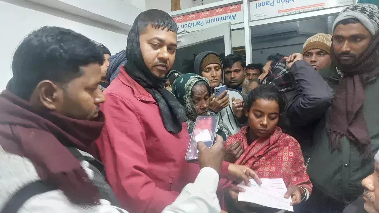 Bihar: इलाज के दौरान 35 वर्षीय महिला की मौत , परिजनों ने जमकर किया हंगामा Bihar: इलाज के दौरान 35 वर्षीय महिला की मौत , परिजनों ने जमकर किया हंगामा