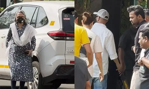 सैफ अली खान से मिलने अस्पताल पहुंचीं Kareena,शर्मिला टैगोर