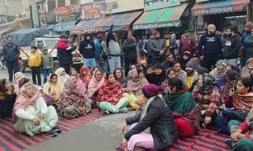 Punjab: आत्महत्या मामले में गिरफ्तारी के लिए परिवार का विरोध प्रदर्शन Punjab: आत्महत्या मामले में गिरफ्तारी के लिए परिवार का विरोध प्रदर्शन