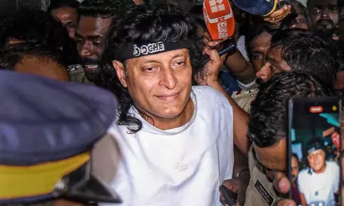 Kerala डीआईजी शिकायत की जांच के लिए जेल दौरे के दौरान बॉबी चेम्मनूर से बातचीत की Kerala डीआईजी शिकायत की जांच के लिए जेल दौरे के दौरान बॉबी चेम्मनूर से बातचीत की