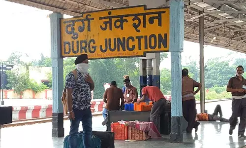 वॉशिंग जगह में ट्रेन का AC कोच हादसे का शिकार