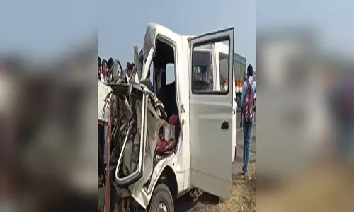 हाईवे पर मिनी वैन खड़ी बस से टकराई, 9 लोगों की मौत, मंजर देख दहले लोग हाईवे पर मिनी वैन खड़ी बस से टकराई, 9 लोगों की मौत, मंजर देख दहले लोग