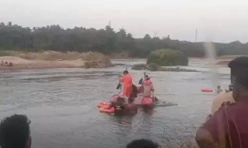 Kerala : भरतपुझा में एक परिवार के चार सदस्यों के बह जाने से महिला की मौत Kerala : भरतपुझा में एक परिवार के चार सदस्यों के बह जाने से महिला की मौत