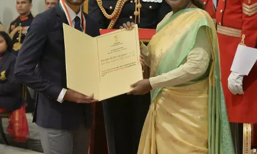 राष्ट्रपति द्रौपदी मुर्मू ने डी गुकेश, हरमनप्रीत और मनु भाकर को प्रदान किया खेल रत्न