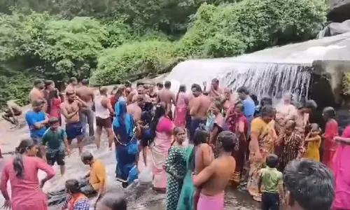 Pongal holidays: कोयंबटूर कोर्टालम में उमड़े पर्यटक Pongal holidays: कोयंबटूर कोर्टालम में उमड़े पर्यटक