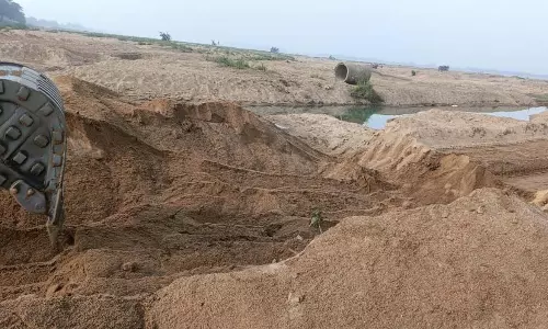 रेत घाट से 6 हाईवा और चैन माउंटेन मशीन जब्त