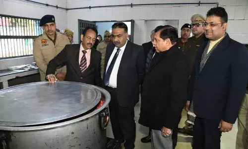Haryana : राज्य मानवाधिकार पैनल प्रमुख ने जिला जेल का दौरा किया