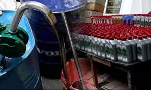NCR Loni: कंपनी की टीम ने पुलिस के साथ मिलकर नकली इंजन आयल बनाने के कारखाने पर मारा छापा NCR Loni: कंपनी की टीम ने पुलिस के साथ मिलकर नकली इंजन आयल बनाने के कारखाने पर मारा छापा