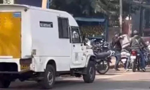 Karnataka: दो हथियारबंद बदमाशों ने दिनदहाड़े एटीएम वैन से लूट लिए 92 लाख, 1 की मौत, 1 घायल