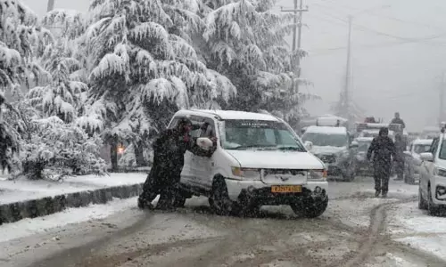 Kashmir और चिनाब घाटी में बर्फबारी से सामान्य जनजीवन प्रभावित Kashmir और चिनाब घाटी में बर्फबारी से सामान्य जनजीवन प्रभावित