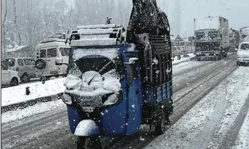 Kashmir के कई हिस्सों में ताजा बर्फबारी हुई Kashmir के कई हिस्सों में ताजा बर्फबारी हुई