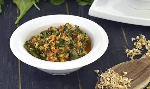 पालक करी मटकी स्प्राउट्स रेसिपी के साथ