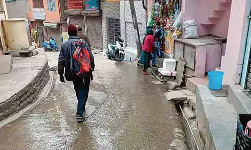 Himachal: मंडी में जाम नालियों के कारण असुविधा हो रही Himachal: मंडी में जाम नालियों के कारण असुविधा हो रही
