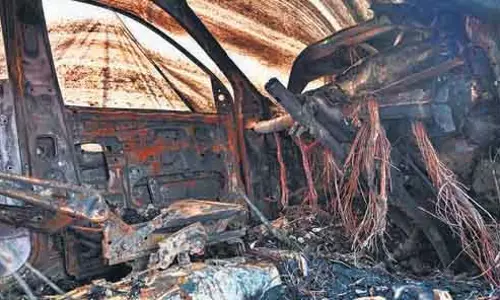 Mumbai: सड़क हादसे में दो वाहन आग की चपेट में आये, ड्राइवर की जलकर मौत