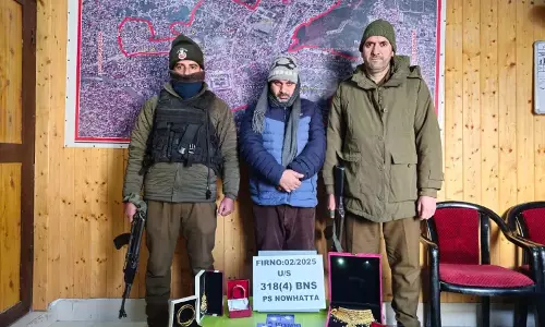 पुलिस ने Kashmir के बिजबेहरा में नकली आभूषणों के साथ धोखेबाज सुनार को गिरफ्तार किया पुलिस ने Kashmir के बिजबेहरा में नकली आभूषणों के साथ धोखेबाज सुनार को गिरफ्तार किया