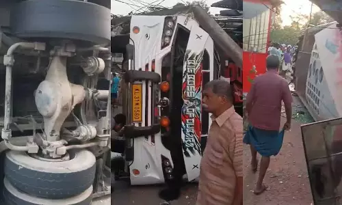 Kerala :  पथानामथिट्टा में कॉलेज छात्रों को ले जा रही