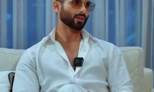 सैफ अली खान चाकू घोंपने की घटना पर Shahid Kapoor ने कहा- हम सभी बेहद चिंतित हैं सैफ अली खान चाकू घोंपने की घटना पर Shahid Kapoor ने कहा- हम सभी बेहद चिंतित हैं