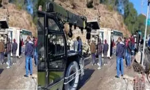 Yamunotri: अनियंत्रित होकर सड़क पर पलटा डंपर, चालक सुरक्षित Yamunotri: अनियंत्रित होकर सड़क पर पलटा डंपर, चालक सुरक्षित