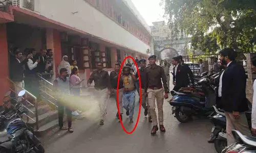 Raipur Breaking: वरिष्ठ अधिवक्ता पर जानलेवा हमला, आरोपी को कई वकीलों ने पीटा Raipur Breaking: वरिष्ठ अधिवक्ता पर जानलेवा हमला, आरोपी को कई वकीलों ने पीटा