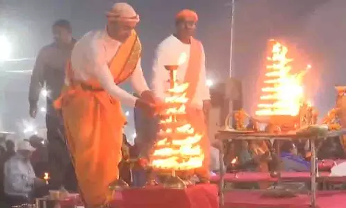 Uttar Pradesh: रामघाट पर की गई संध्या आरती Uttar Pradesh: रामघाट पर की गई संध्या आरती