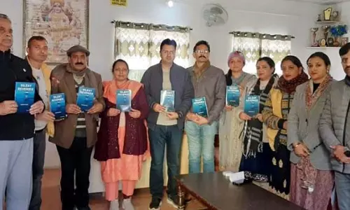 Jammu: अशोक शर्मा की नई कविता पुस्तक ‘साइलेंट रिवेरीज’ का विमोचन