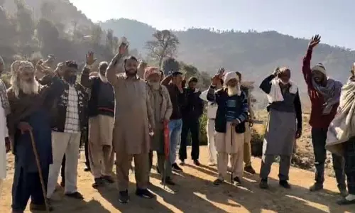Jammu: अधूरे पुल निर्माण को लेकर ग्रामीणों का प्रदर्शन