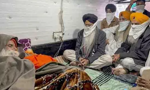 दल्लेवाल का समर्थन : खनौरी में 10 किसानों ने अनिश्चितकालीन अनशन शुरू किया दल्लेवाल का समर्थन : खनौरी में 10 किसानों ने अनिश्चितकालीन अनशन शुरू किया