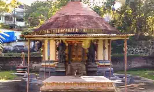Kerala समाधि विवाद : व्यक्ति के अवशेषों को पोस्टमार्टम के बाद फिर दफनाया, लोगों ने महा समाधि बताया Kerala समाधि विवाद : व्यक्ति के अवशेषों को पोस्टमार्टम के बाद फिर दफनाया, लोगों ने महा समाधि बताया