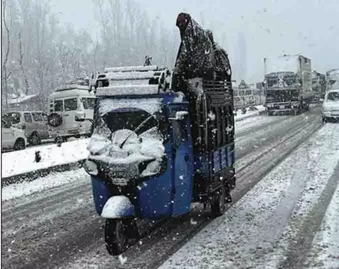 कश्मीर के कई हिस्सों में ताजा बर्फबारी हुई