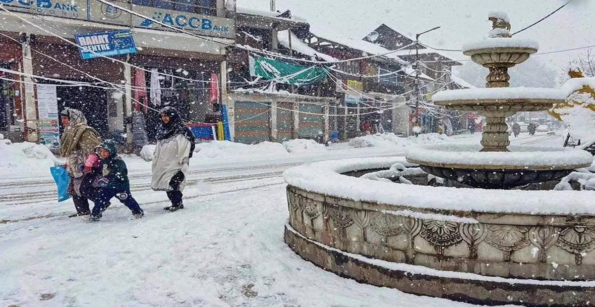 J&K: घाटी के ऊंचे इलाकों में ताजा बर्फबारी