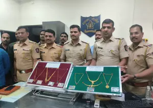 मुंबई पुलिस ने नोएडा से शातिर चोर को किया गिरफ्तार, 11.25 लाख के चोरी के आभूषण बरामद मुंबई पुलिस ने नोएडा से शातिर चोर को किया गिरफ्तार, 11.25 लाख के चोरी के आभूषण बरामद
