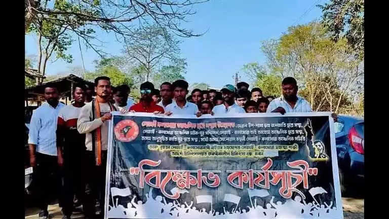 Assam : डिब्रूगढ़ अस्पताल में आपातकालीन सेवाओं की कमी के खिलाफ AASU का विरोध प्रदर्शनv