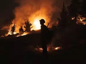 हवाएँ धीमी होने के बाद भी California में आग बुझाने के लिए अग्निशमन दल लगातार जुटे हुए हैं