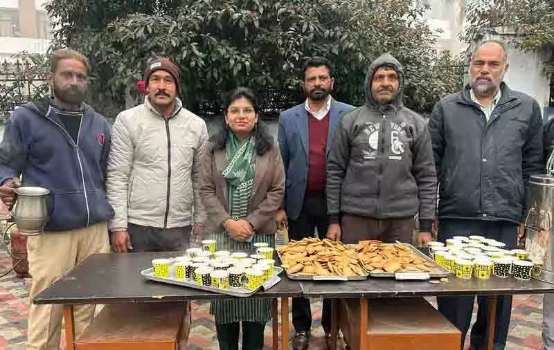 Jalandhar: सर्दी से निपटने के लिए जिला प्रशासन ने जरूरतमंदों को चाय, जैकेट वितरित किए