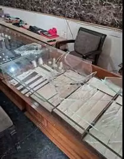 लुटेरे ने नयागांव की jewellery shop से ​​12 लाख का सोना लूटा