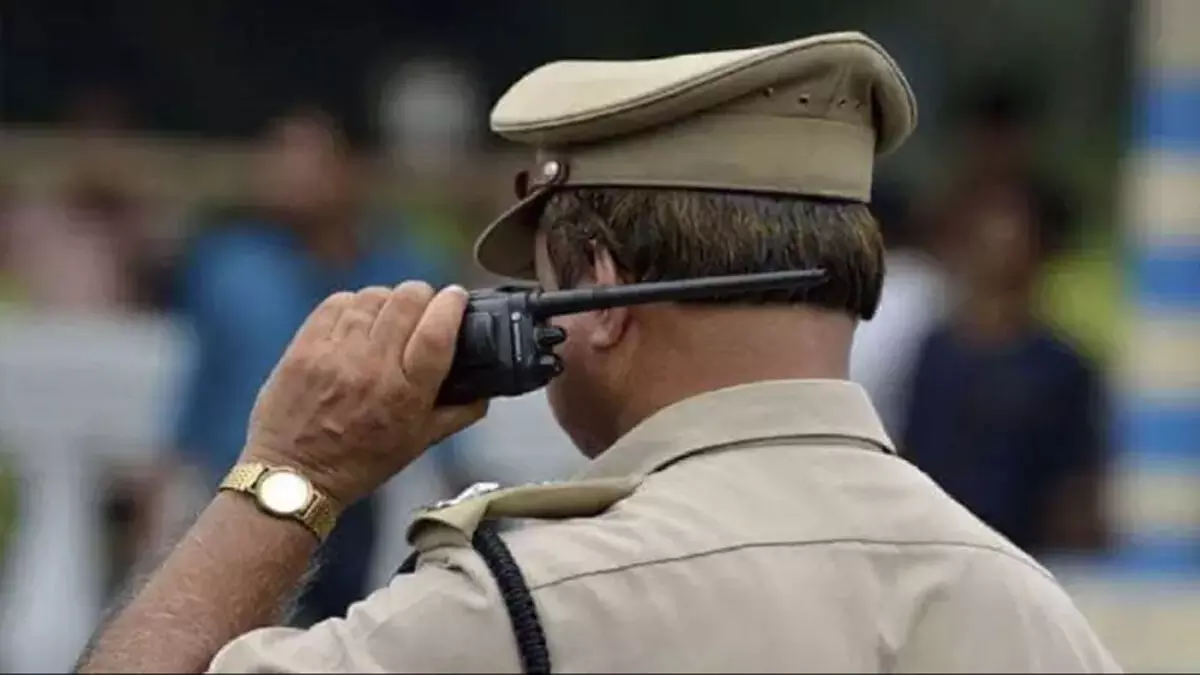 Gujarat: चार पुलिसकर्मी बिना अनुमति के विदेश यात्रा पर गए, डीजीपी ने निलंबन का आदेश दिया