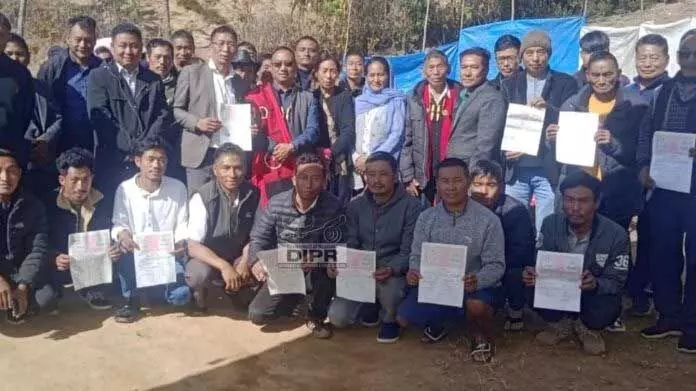 Nagaland :  शोउबा परिवार ने 21 विस्थापित परिवारों को भूमि दान की