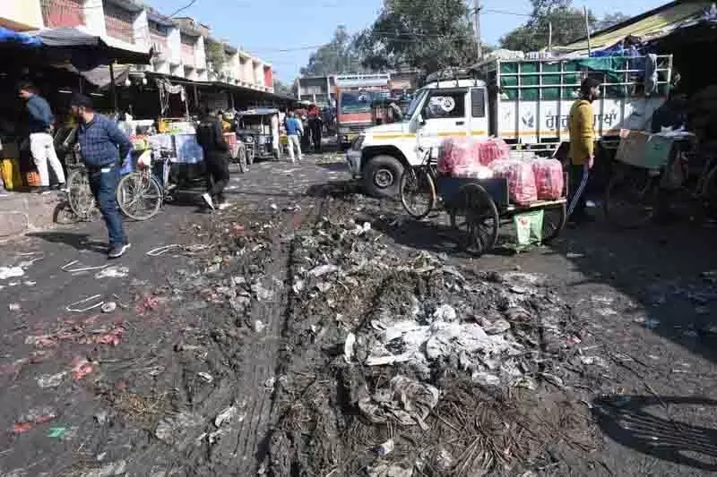 सेक्टर 26 Mandi में कूड़ा-कचरा और कीचड़ से भरा पड़ा, आगंतुक