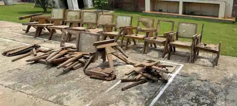 Art College से विरासत का फर्नीचर गायब Art College से विरासत का फर्नीचर गायब