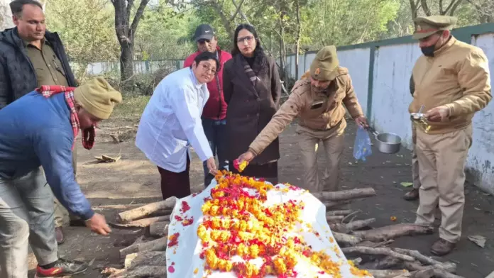 Meerut: तेंदुए का पोस्टमार्टम के बाद संजय वन रिठानी में समस्त अंगों सहित दाह संस्कार किया गया