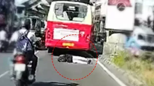 वैकोम में KSRTC बस ने महिला को सड़क पर घसीटा, जिससे वह गंभीर रूप से घायल हो गई