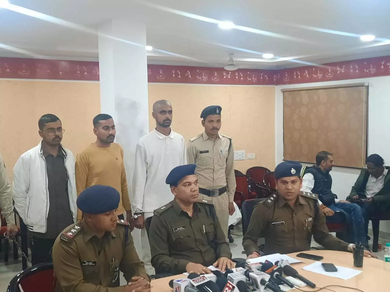 Raipur Breaking: यश शर्मा हत्याकांड मामलें में फरार 3 हत्यारे गिरफ्तार Raipur Breaking: यश शर्मा हत्याकांड मामलें में फरार 3 हत्यारे गिरफ्तार