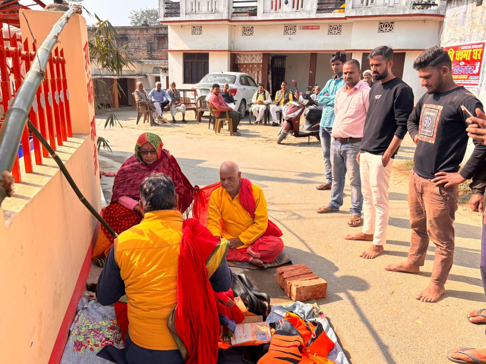 Kushinagar: श्री शतचंडी महायज्ञ के लिए किया गया ध्वजारोहण