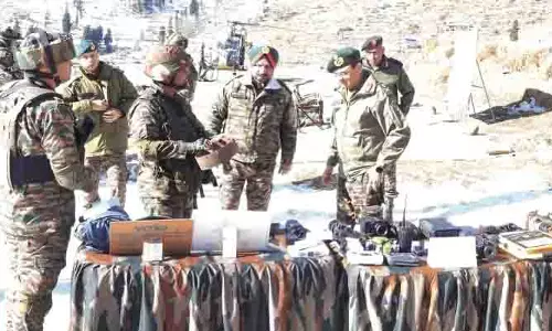 GOC 16 कोर ने उधमपुर के गुलाबगढ़ सेक्टर में मौजूदा सुरक्षा स्थिति की समीक्षा की GOC 16 कोर ने उधमपुर के गुलाबगढ़ सेक्टर में मौजूदा सुरक्षा स्थिति की समीक्षा की
