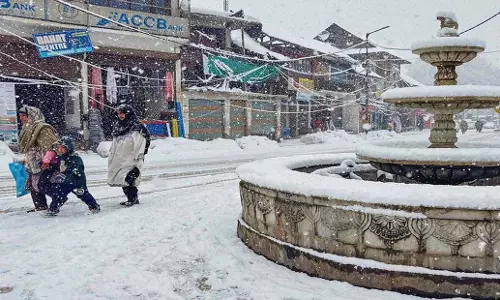 J&K: घाटी के ऊंचे इलाकों में ताजा बर्फबारी J&K: घाटी के ऊंचे इलाकों में ताजा बर्फबारी